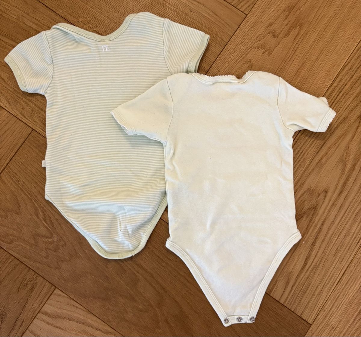 Lotti & Set di vestiti: 2 hellgrüne Kurzarmbodies 74/80 – Usato da Langnau am Albis venduto da SaskiaR01 1