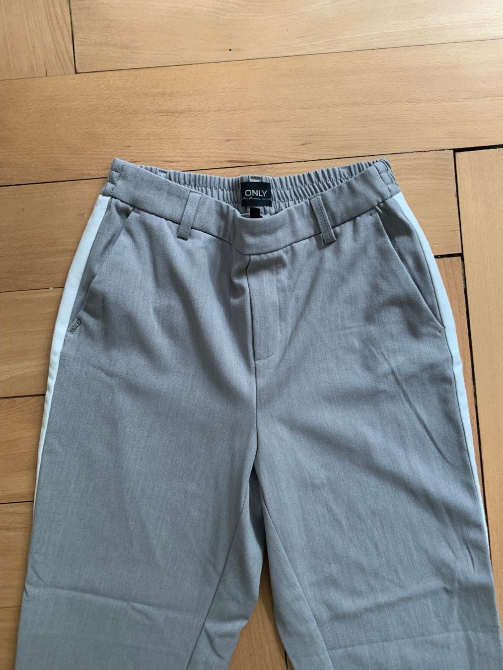 Only Pantalons: ONLY - Hose hellgrau S – D'occasion à Zürich par Diazaio 1