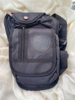 schwarze Tasche, auch Schultergurt 30x17x7cm, viele Taschen