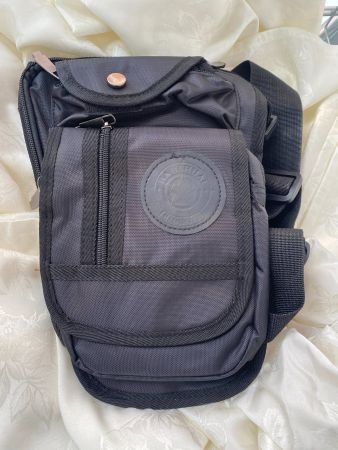 schwarze Tasche, auch Schultergurt 30x17x7cm, viele Taschen