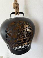 Cloche décorée avec vaches chalet