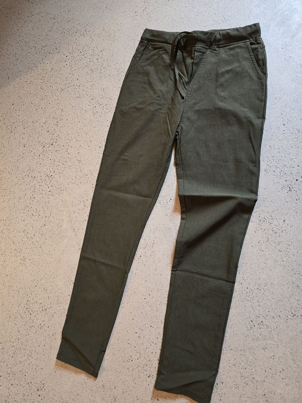 Pantalons: Hosen dunkelgrün Grösse M Polyester Elastan – D'occasion à Niederneunforn par slowdown03