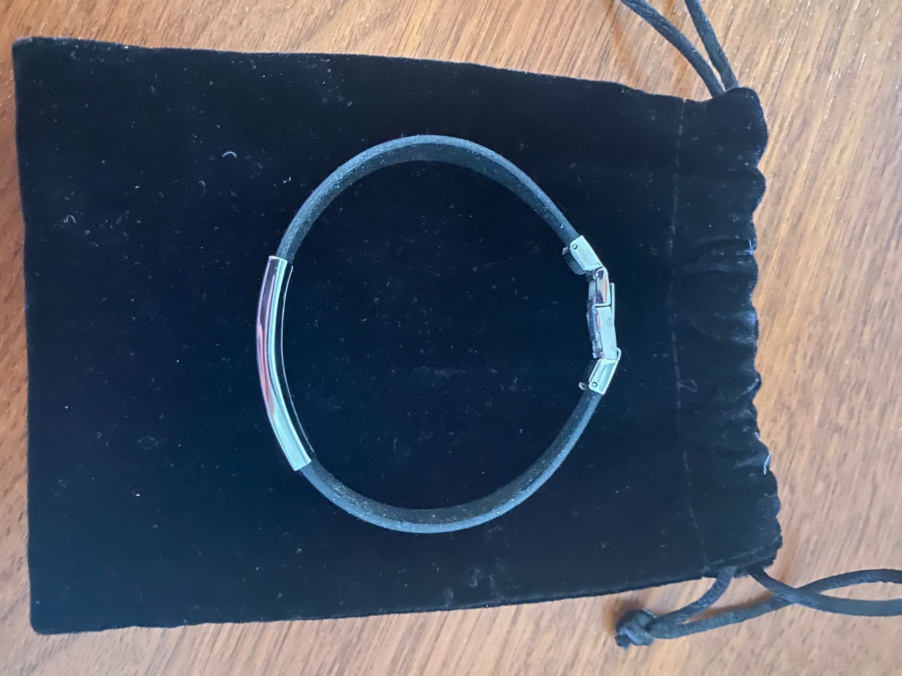 Armbänder & -reifen: Black bracelet with steel – Gebraucht aus Meyrin von Grenouille17