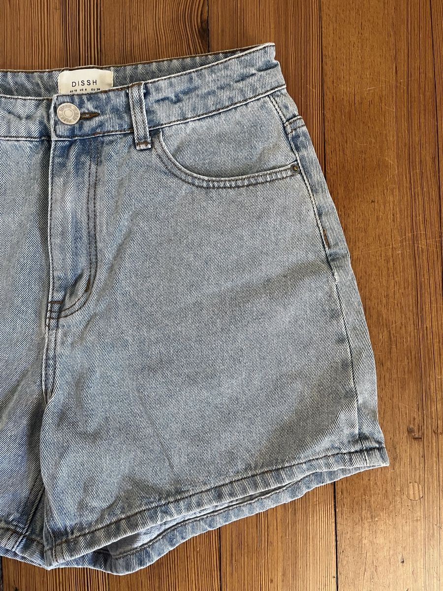Jeans: DISSH - Denim Shorts EU38 – Usato da Unterseen venduto da BiancaNBozo 1