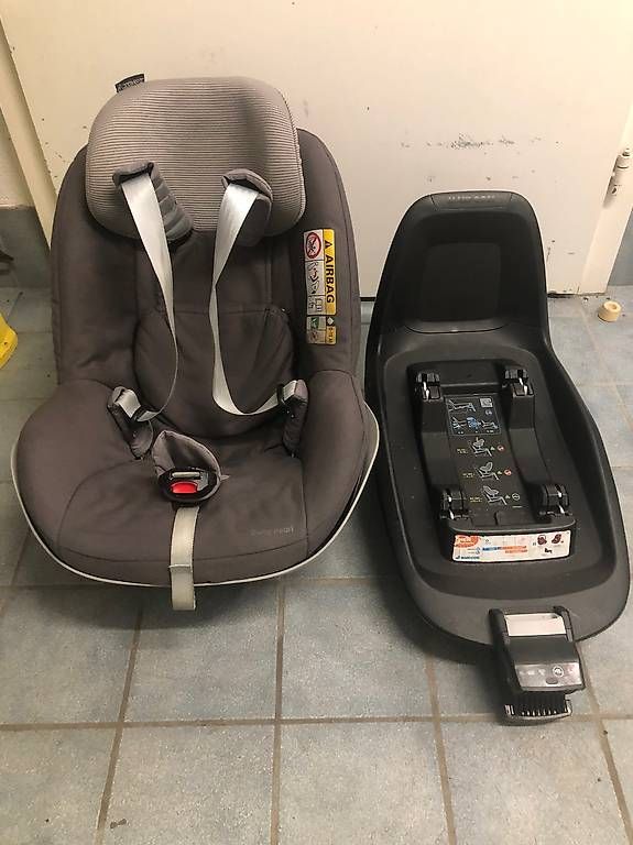 Seggiolini per auto: Maxi Cosi Two Way Pearl mit Station – Usato da Gossau SG venduto da Stefane9119
