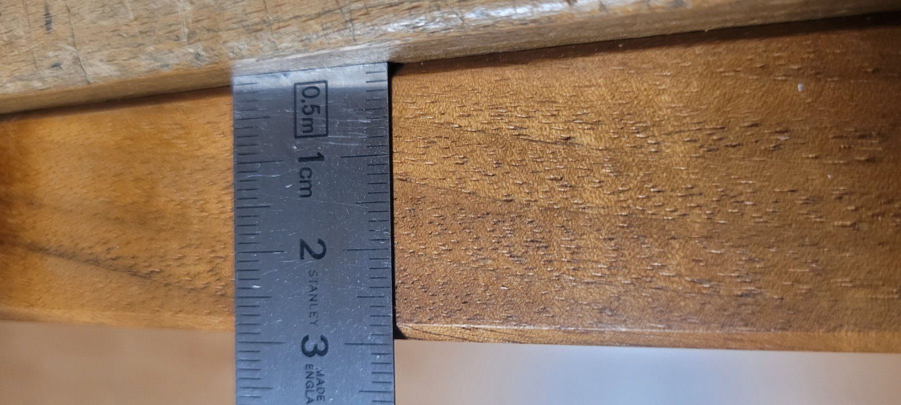 Tavoli: DUNKLER HOLZTISCH – Usato da Ottenbach venduto da ottenbach67 2