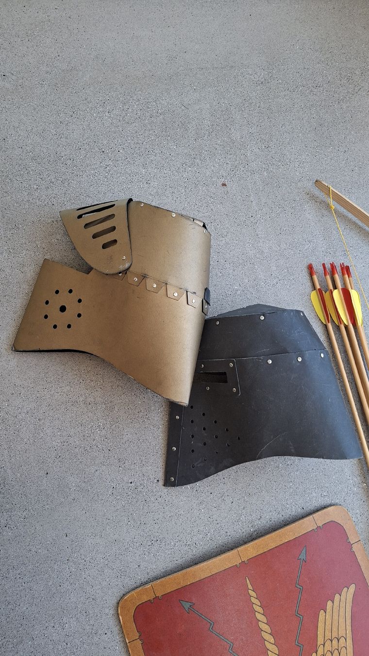 Spielzeuge: Ritterset mit Helm und Schilden/Pfeile und Bogen – Gebraucht aus Rodersdorf von trueegg 4