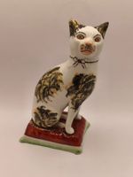 Katze auf rotem Kissen "Staffordshire-Keramik"