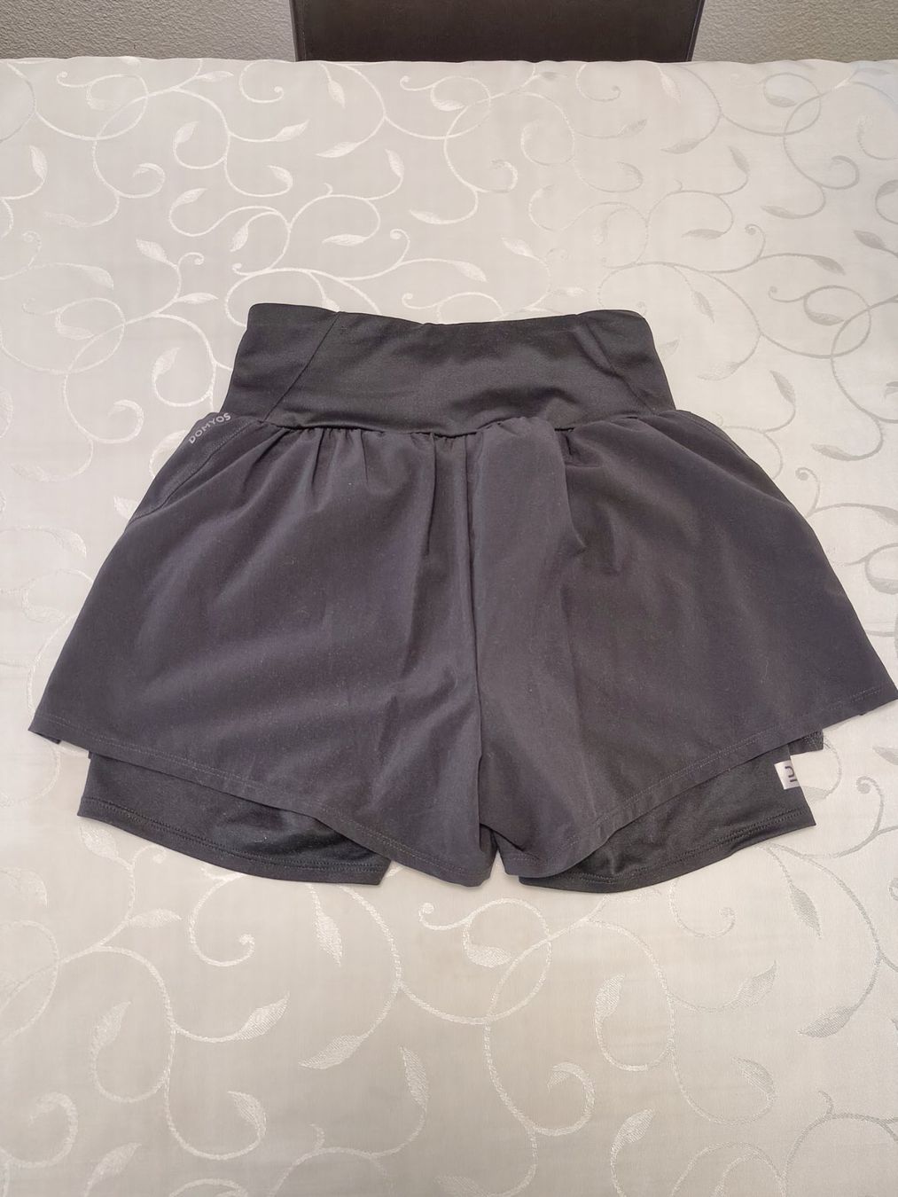 Pantaloni: schwarze Sport Shorts Gr XS oder ca 158 – Nuovo (secondo la descrizione) da Brüttisellen venduto da kikaninchen79