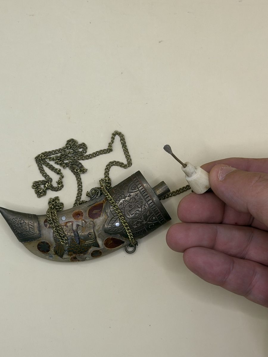 Flaconi: Ancienne flasque en corne gravée avec chaînette – Usato da Genève venduto da sho_67qj 3