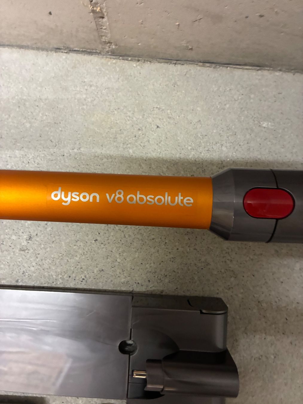 Dyson Staubsauger & Zubehör: Dyson V 8 – Gebraucht aus Hendschiken von zkos 1