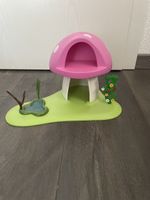 Maison champignon rose avec etang et decor. bon etat.