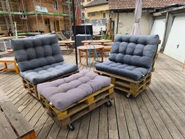 Cooles Pallettensofa aus Holz mit Auflage