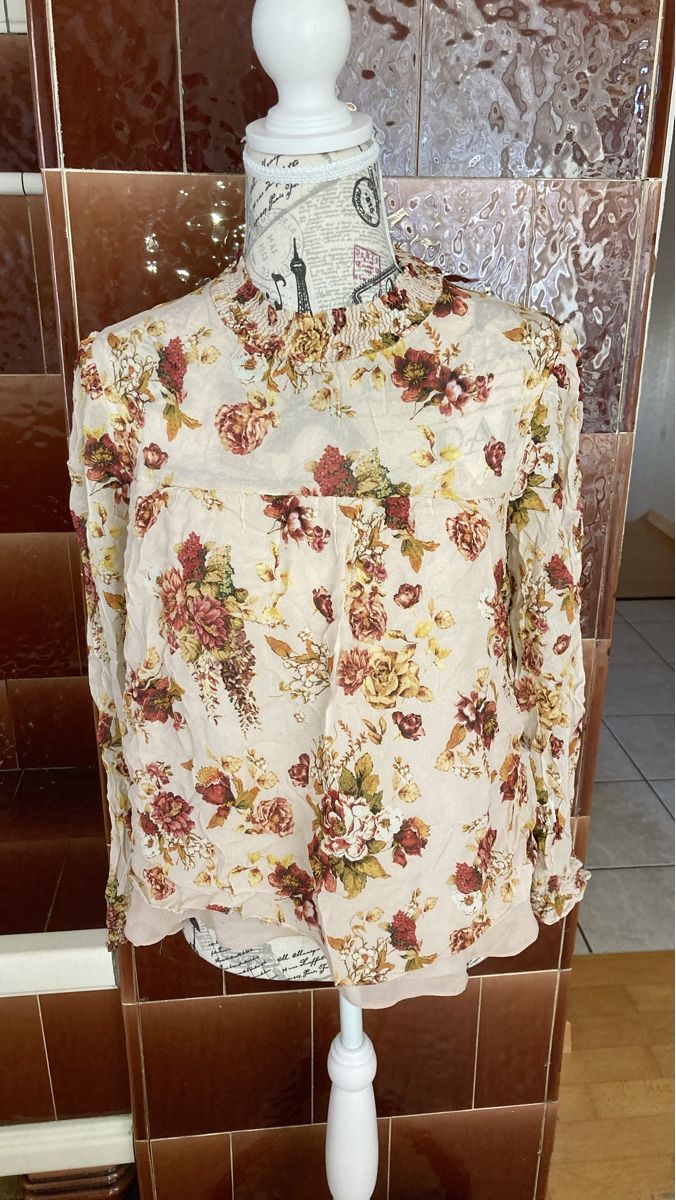 Zara Chemisiers: Zara Bluse Blumenmuster Gr.M🌹 – D'occasion à Morschach par leonie87