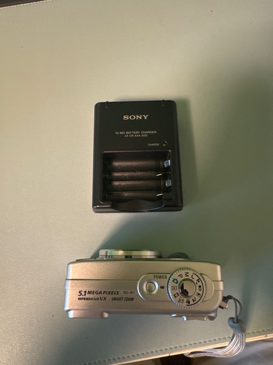 Sony Appareil photo: Sony Cyber-shot DSC-W1 Digitalkamera - Silber – D'occasion à Triboltingen par _Beni 4