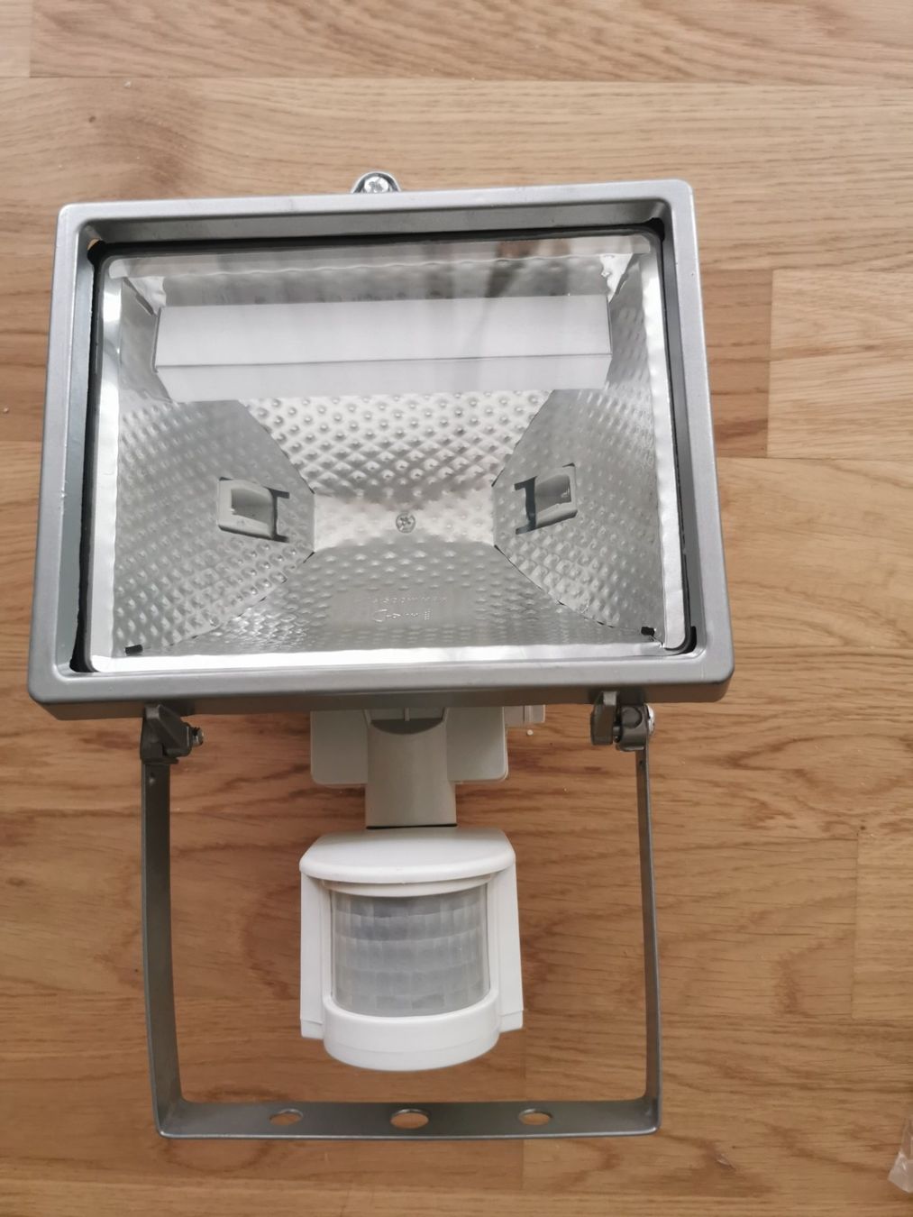 Lampade: 2 Stück, Halogenstrahler mit Bewegungsmelder. – Nuovo e nell'imballaggio originale da Pfäffikon SZ venduto da Maijecka