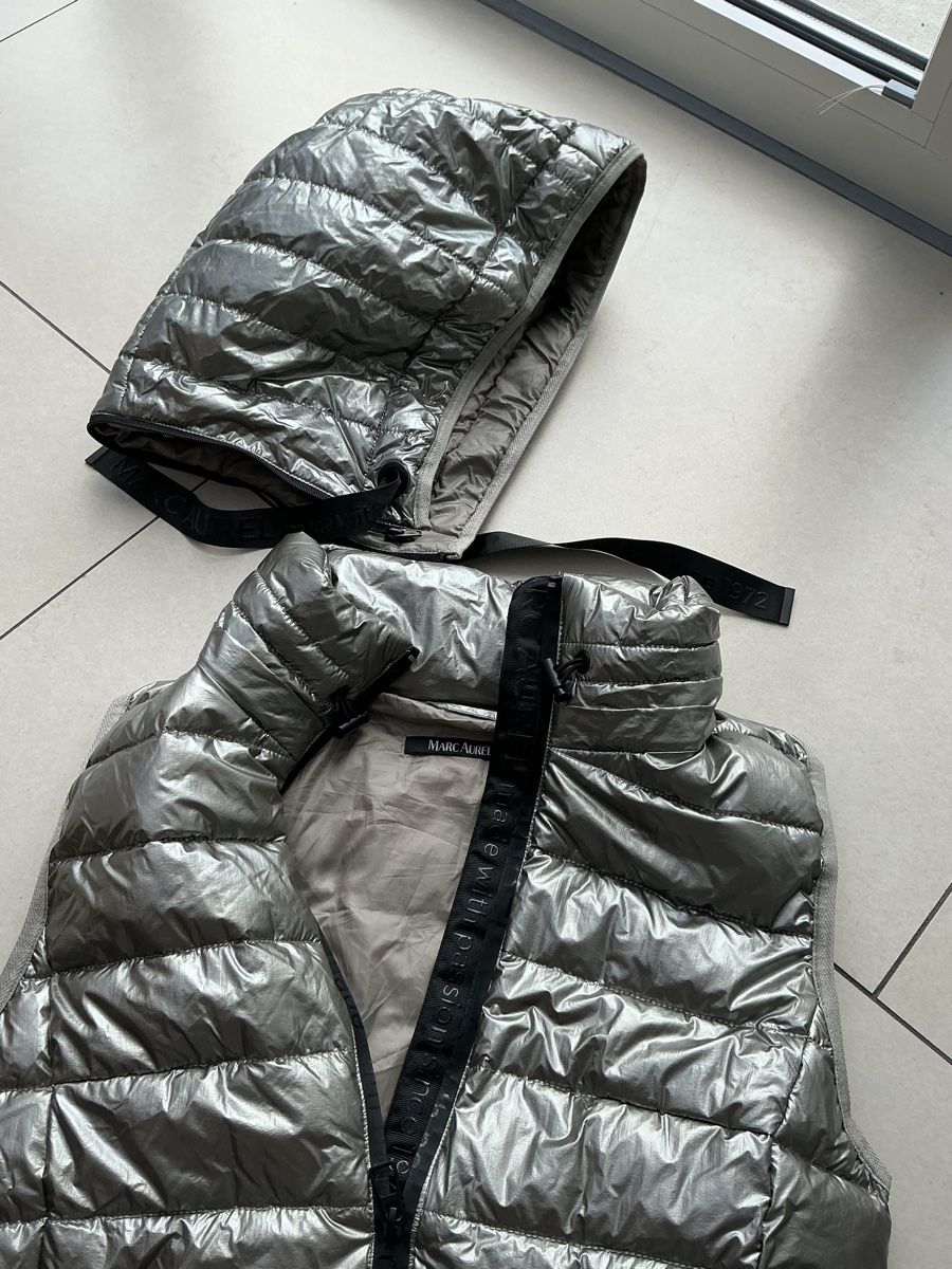 Marc Jacobs Gilet & Giacche senza maniche: Marc Aurel Steppweste mit Kapuze silber glänzend – Nuovo (secondo la descrizione) da Stalden VS venduto da lar_dc8n 1