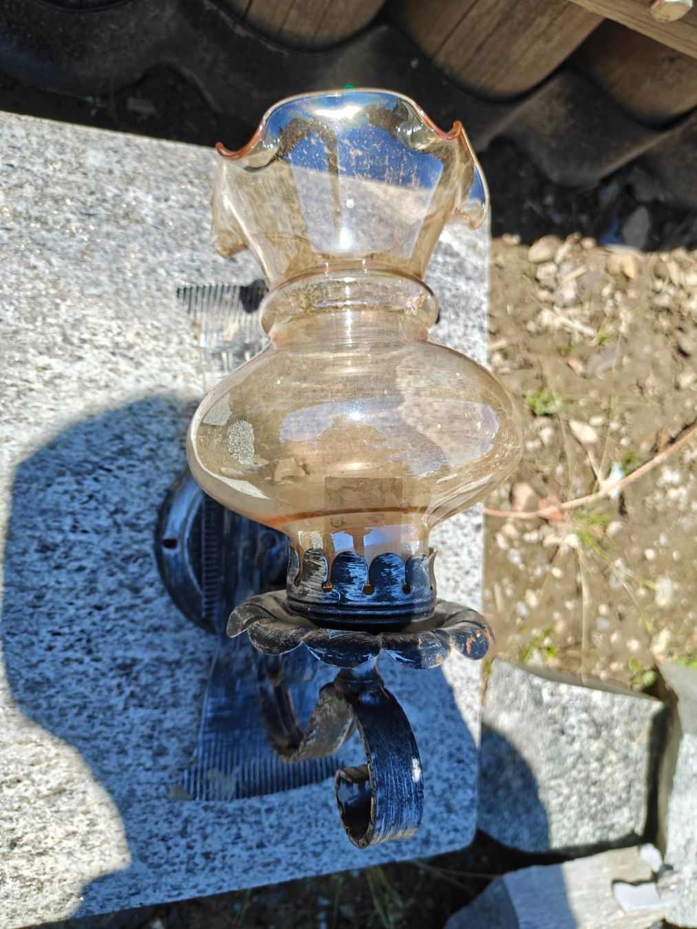 Gitter & Roste: Grille de fenêtre, support a Geranium, lampe en fer forgé – Gebraucht aus Nax von Heinanken 7