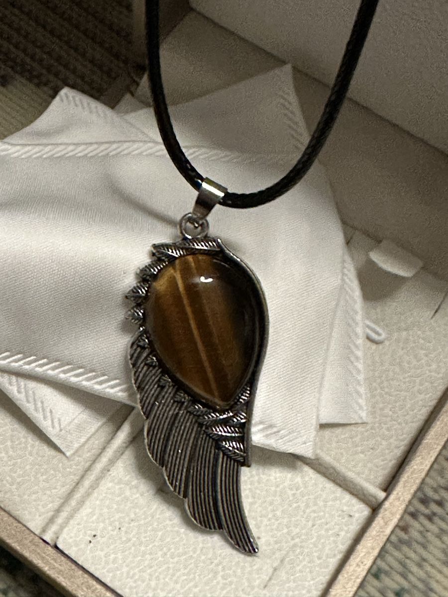 Catenine: Collier Aile Ange Pierre Oeil de Tigre – Nuovo (secondo la descrizione) da La Chaux-de-Fonds venduto da Meliha2008