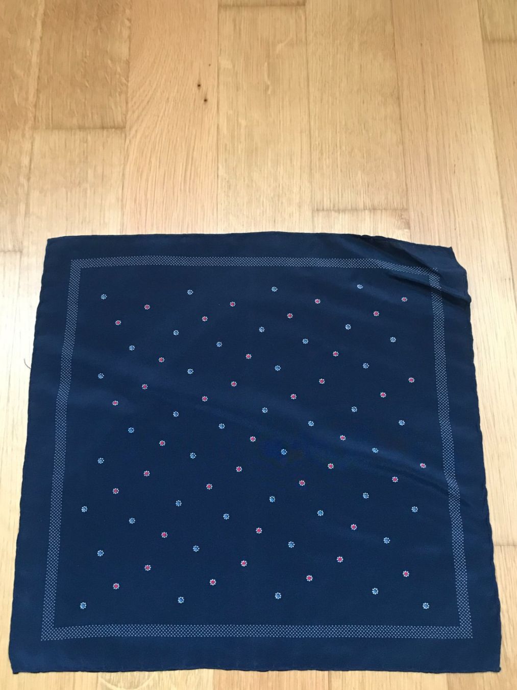 Foulard & Sciarpe: Einstecktuch / Pochette dunkelblau mit Blumenmuster – Usato da Zug venduto da WinCi 1