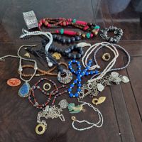 Sammlung von Vintage-Modeschmuck: Halsketten, Armbänder, Bro
