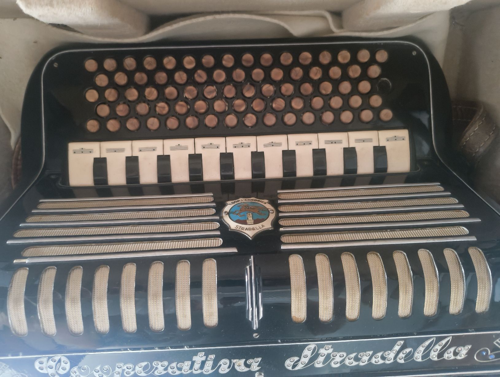 Strumenti musicali: Original Akkordeon von Coop. Stradella – Usato da Rossrüti venduto da derMarktschreier 2