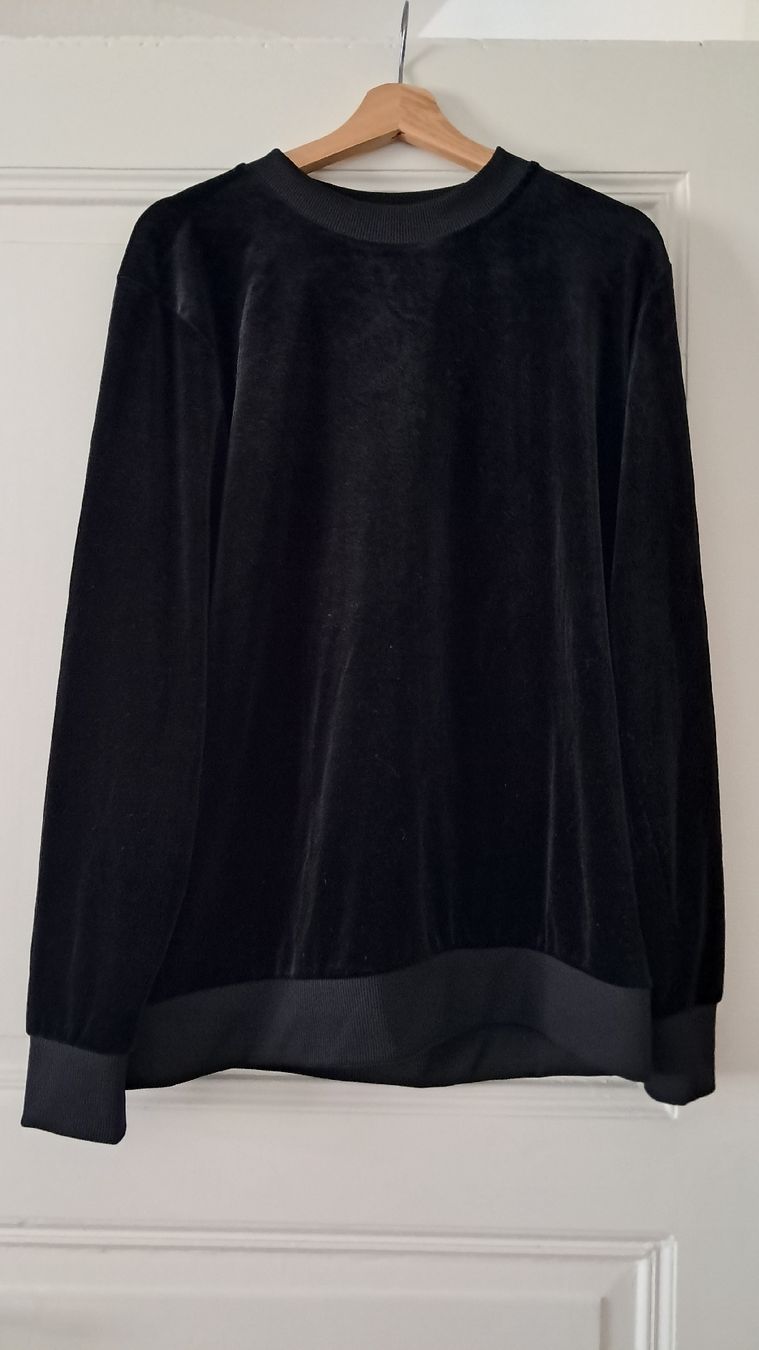 Pullover & Sweatshirts: Samt Pullover schwarz Grösse M guter Zustand – Gebraucht aus Basel von blueberrypirat