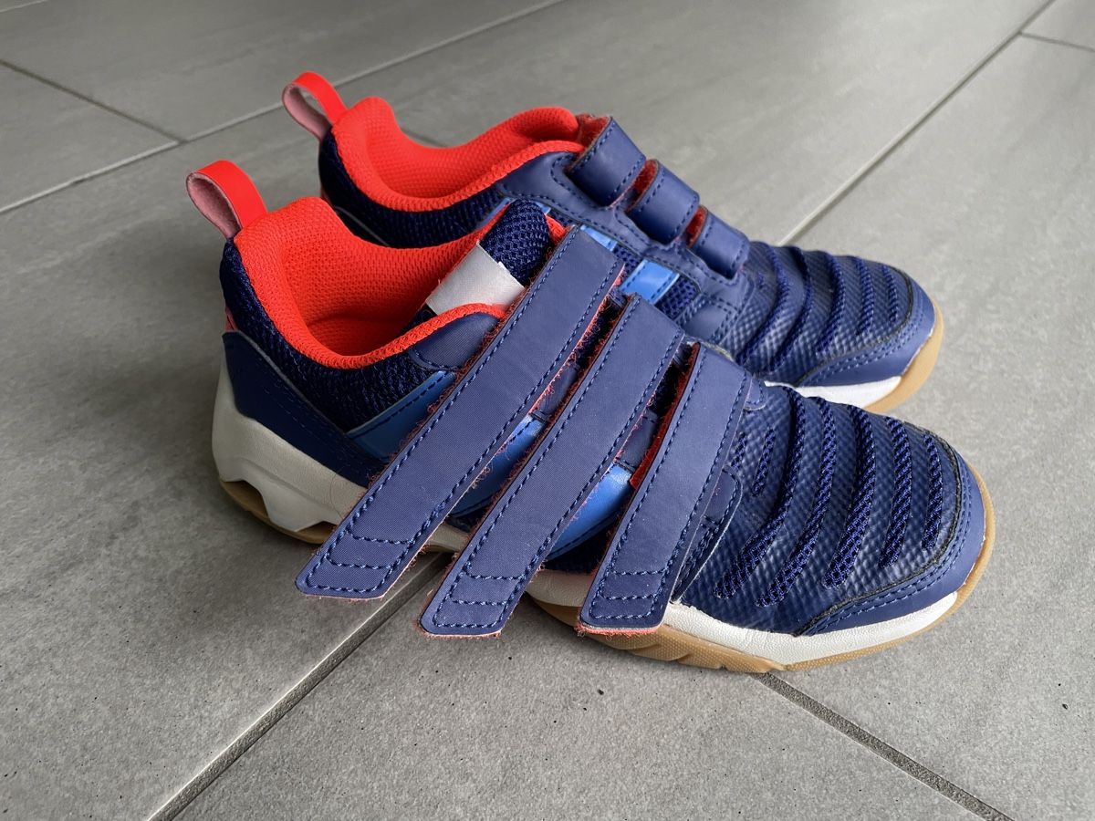 Adidas Scarpe da uomo: Adidas Hallenturnschuhe Grösse 33 – Usato da Mägenwil venduto da Bienchen8 2