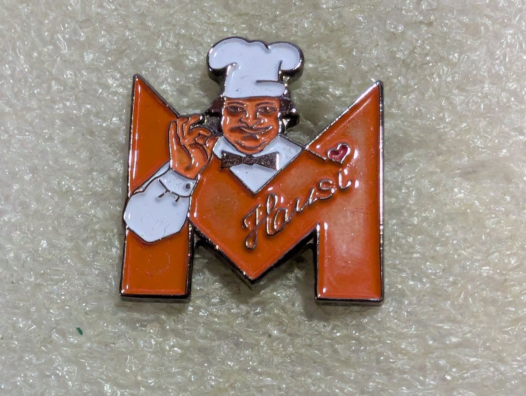 Plaketten & Abzeichen: Ansteckpin 33: Migros Hausi – Gebraucht aus Oppligen von Pin-Fall-Shop