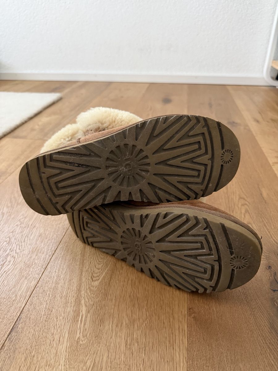 Ugg Scarpe da donna: UGG - Mini Bailey Button II, Gr. 38 – Usato da Interlaken venduto da fbnscl 4