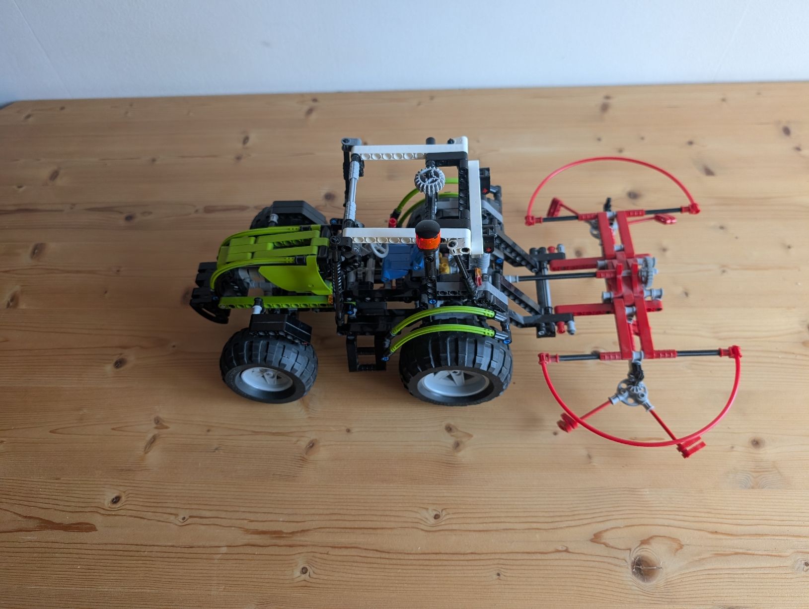 Lego Kit di costruzioni: LEGO Technic Grosser Traktor mit Heuwender – Usato da Widnau venduto da angiel02 4