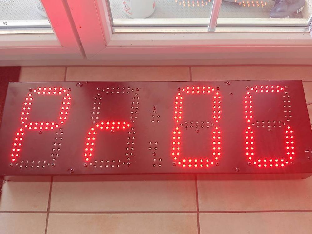 Verkaufe diese Einbau-Digital-Uhr mit Möglichkeit DCF 4