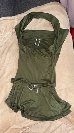 OLIVGRÜNES KLEID MIT SCHNALLEN