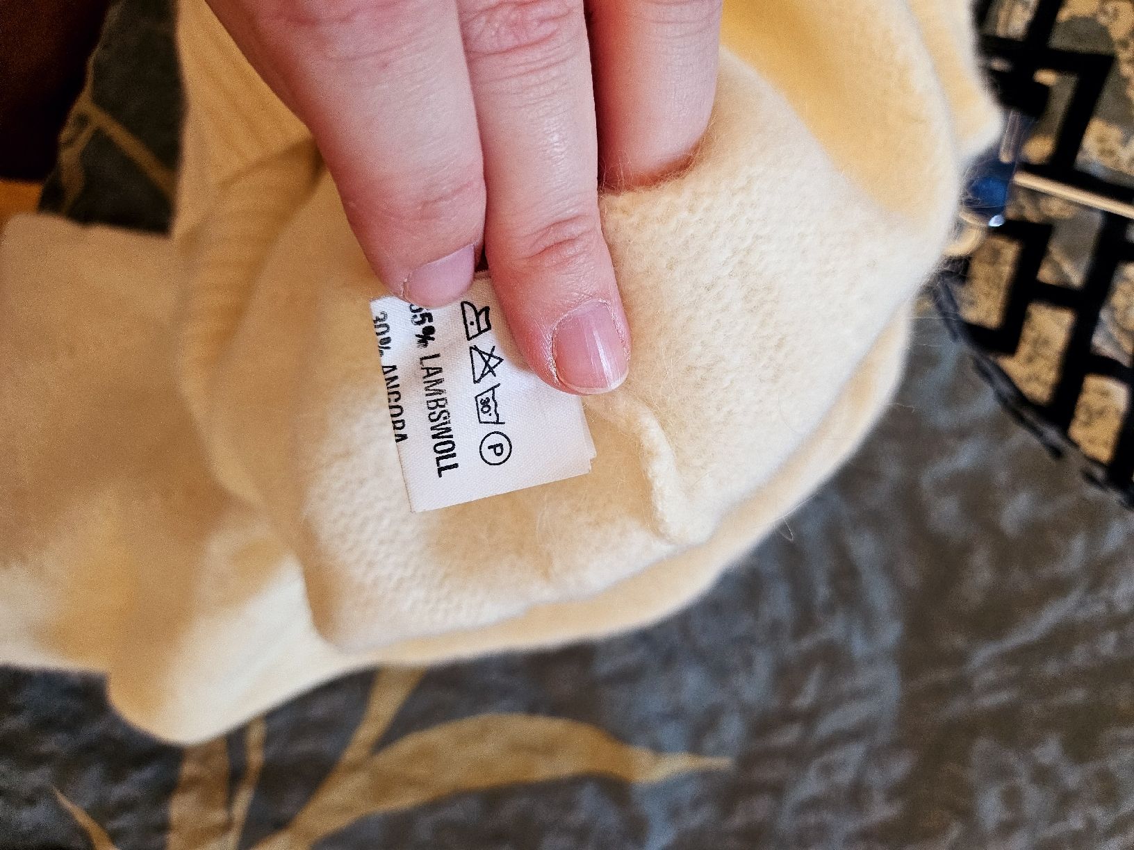 Pullover & Sweatshirts: Très joli pull – Neu (gemäss Beschreibung) aus La Tour-de-Peilz von mar_2r26 2
