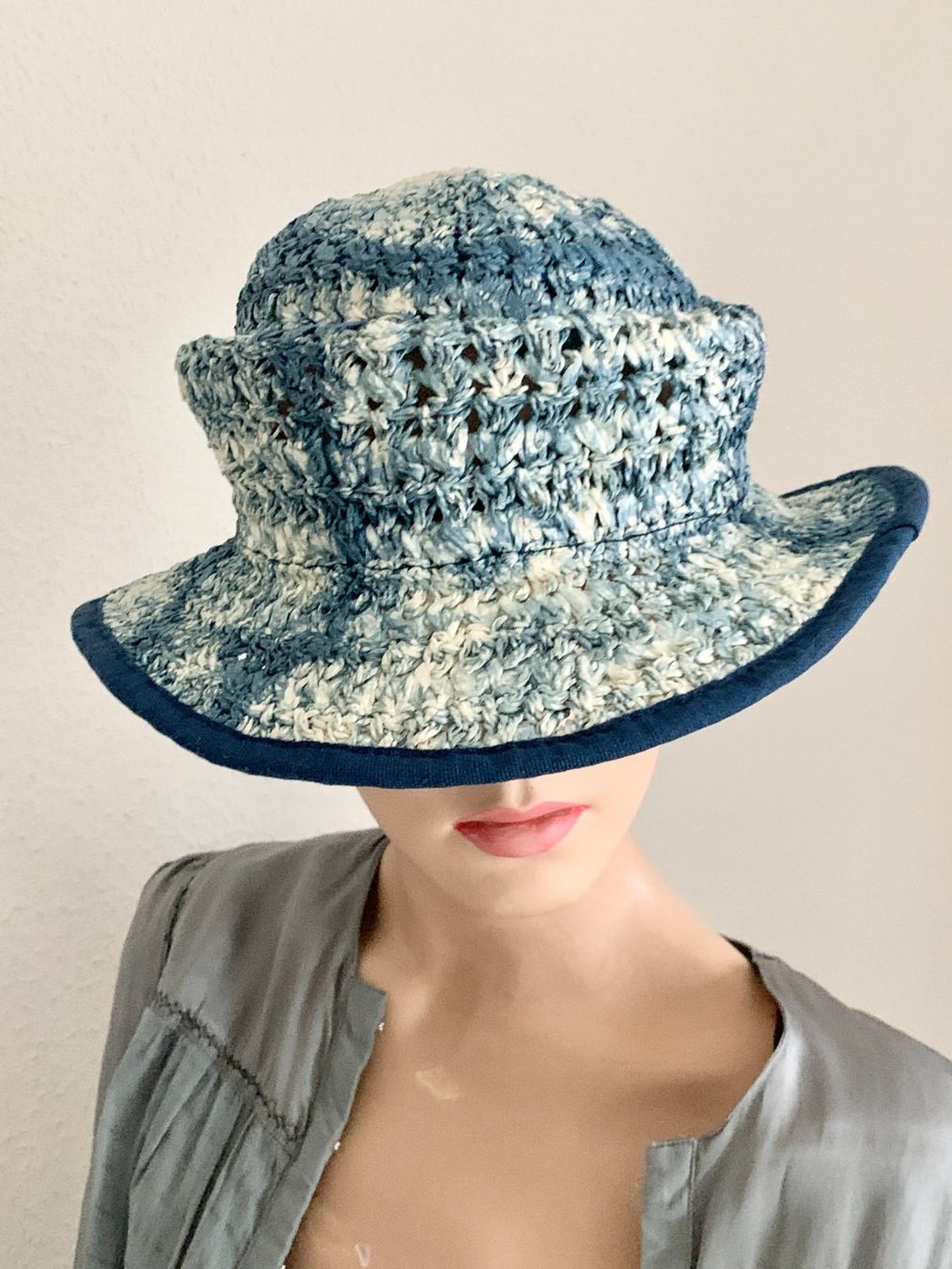 Copricapi, berretti & cappellini: Vintage Basthut in Blau/Crème – Usato da Kloten venduto da Nephty