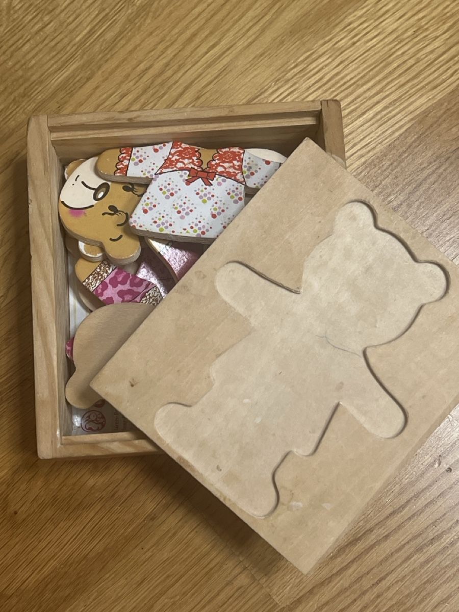Eichhorn Puzzle: Holzpuzzle Bär mit Kleidern Eichhorn – Usato da Basel venduto da Schildkroetli_67 1
