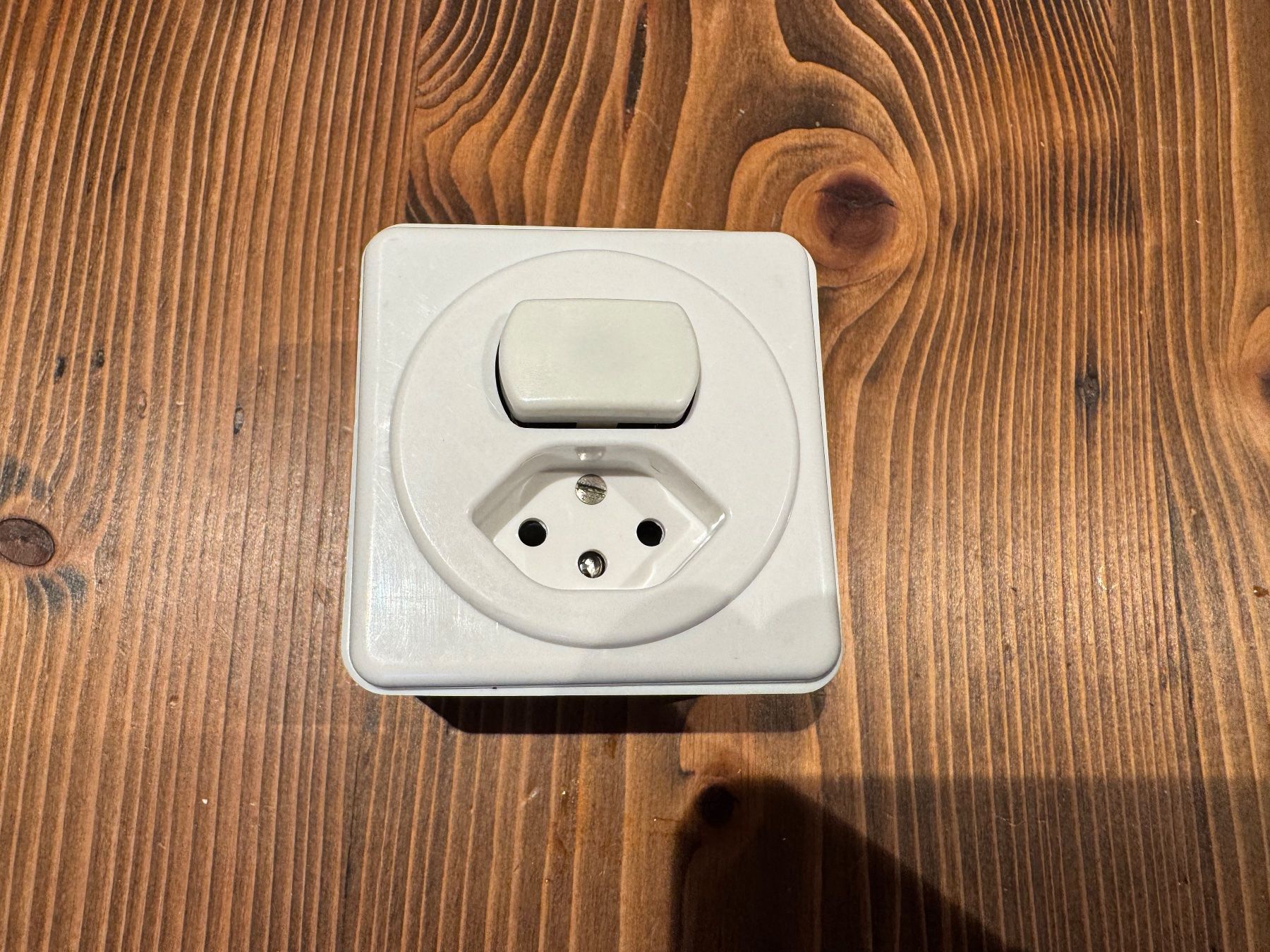ABB Schalter: Kleinkombination Schalter+Steckdose Sch3/Typ13 ABB Classic – Gebraucht aus Arisdorf von imbeck
