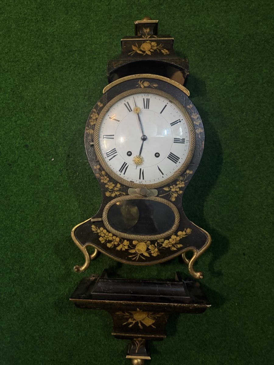 Orologi da terra & Orologi da parete: Pendule murale ancienne avec console, décor floral  – Usato da Payerne venduto da Maylin2018
