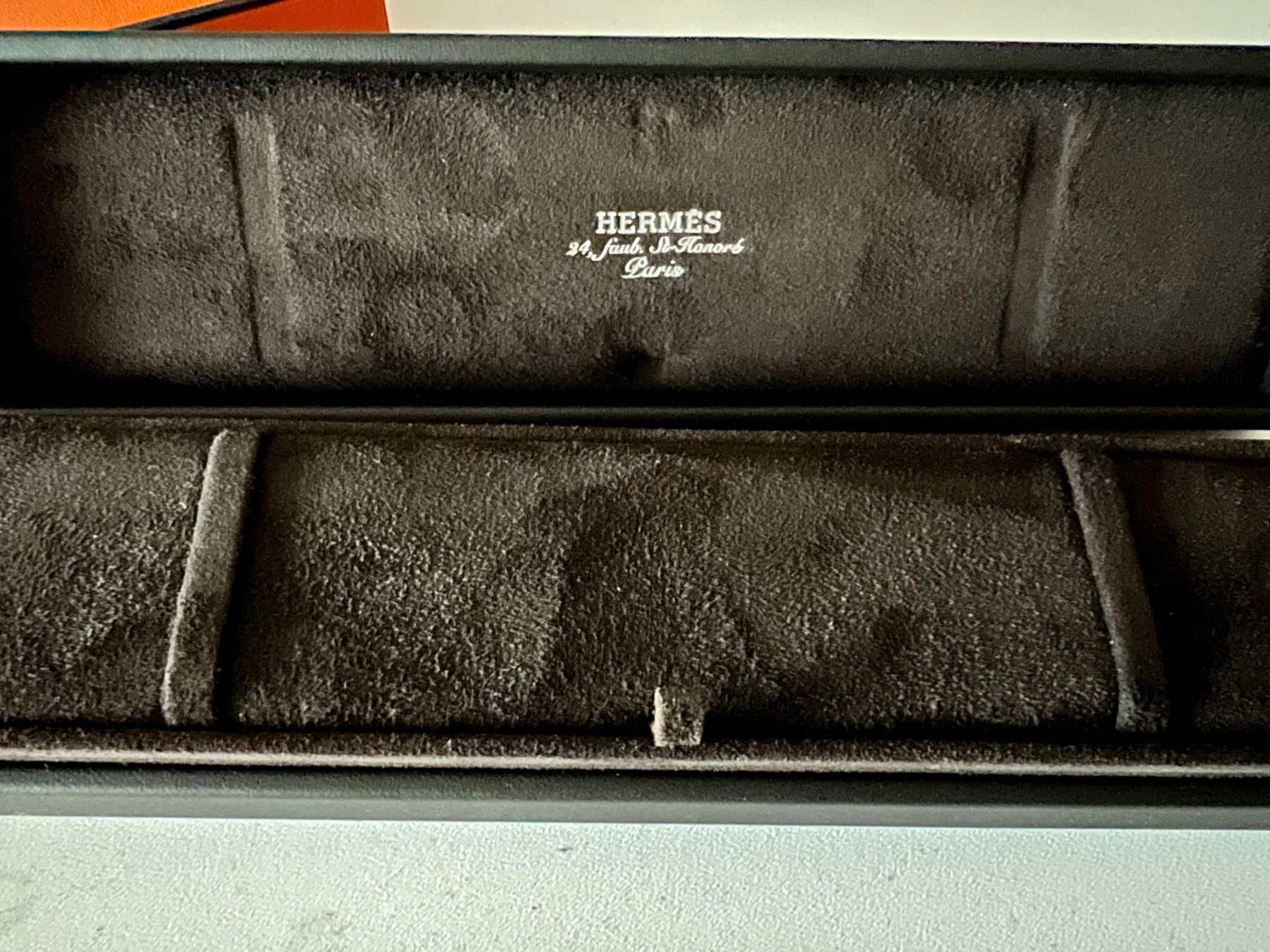 Hermès Uhren: HERMES-Paris brown watch box with velvet interior – Gebraucht aus Mont-sur-Lausanne von vmi_ym5l 1