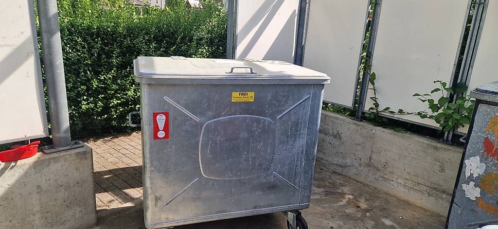 Altro per Ufficio & Commercio: 2x Abfallcontainer / Kehrichtcontainer (verzinkter Stahl) – Usato da Steinhausen venduto da Zag22
