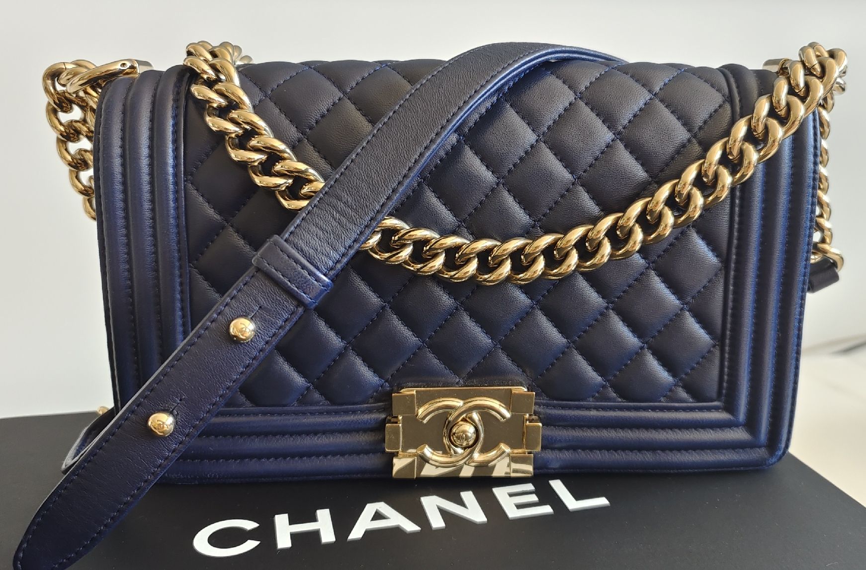 Chanel Borse da donna: Chanel Boy bag, old medium, navy / gold – Usato da Meilen venduto da Aphrodite87