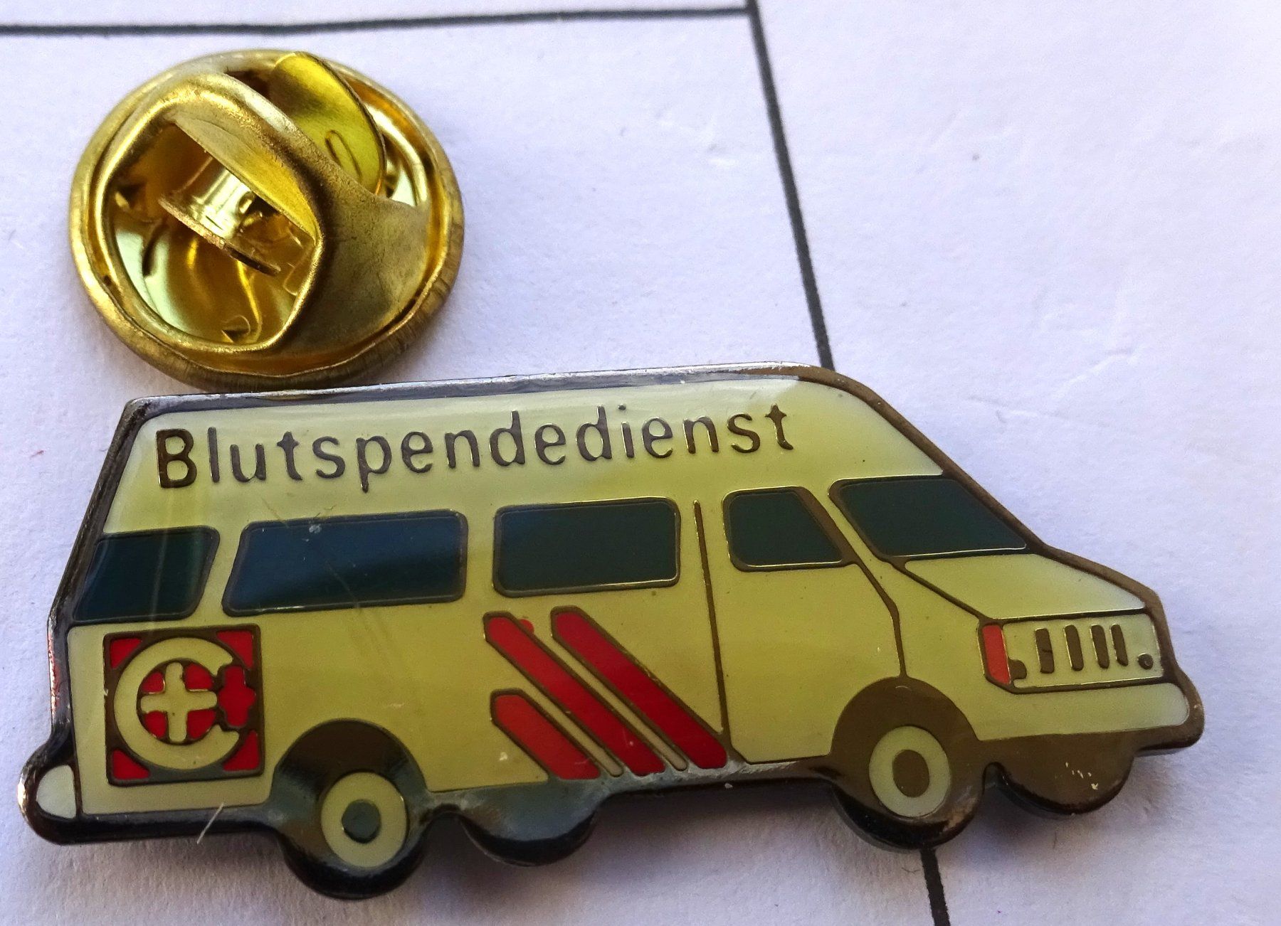 Plaquettes & Badges: Pin Auto Blutspendendienst – D'occasion à Utzenstorf par BUtter81