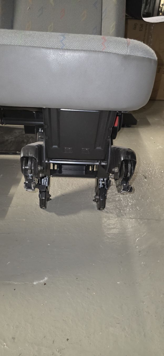 VW Tutti pezzi di ricambio auto: VW T5 Einzelsitz Klapbar  – Usato da Goldau venduto da antch 2