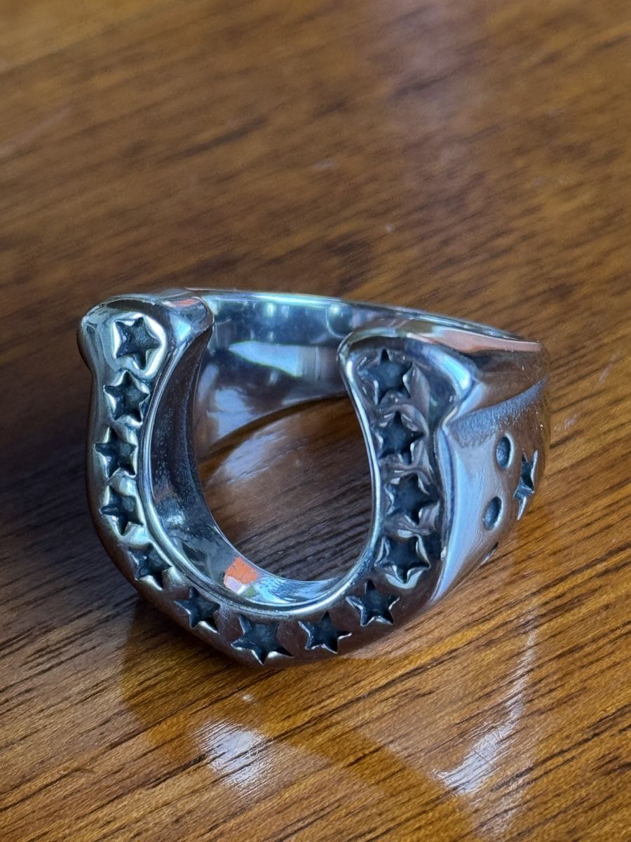 Anelli: Horseshoe Ring with Star Accents Size 9 – Nuovo e nell'imballaggio originale da Effretikon venduto da expiredrice 1