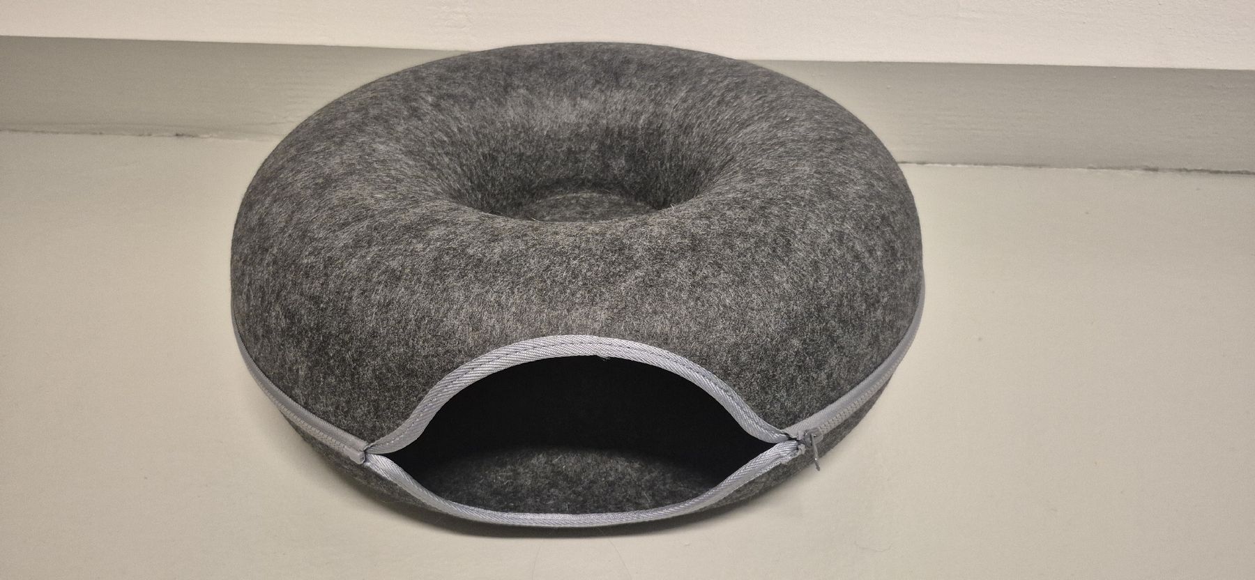 Cucce & Letti: Katzenhöhle Donut – Nuovo (secondo la descrizione) da Ennetbaden venduto da dom_5nlb