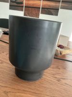 Schwarzer Pflanzentopf aus Keramik