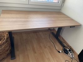 Höhenverstellbarer Schreibtisch