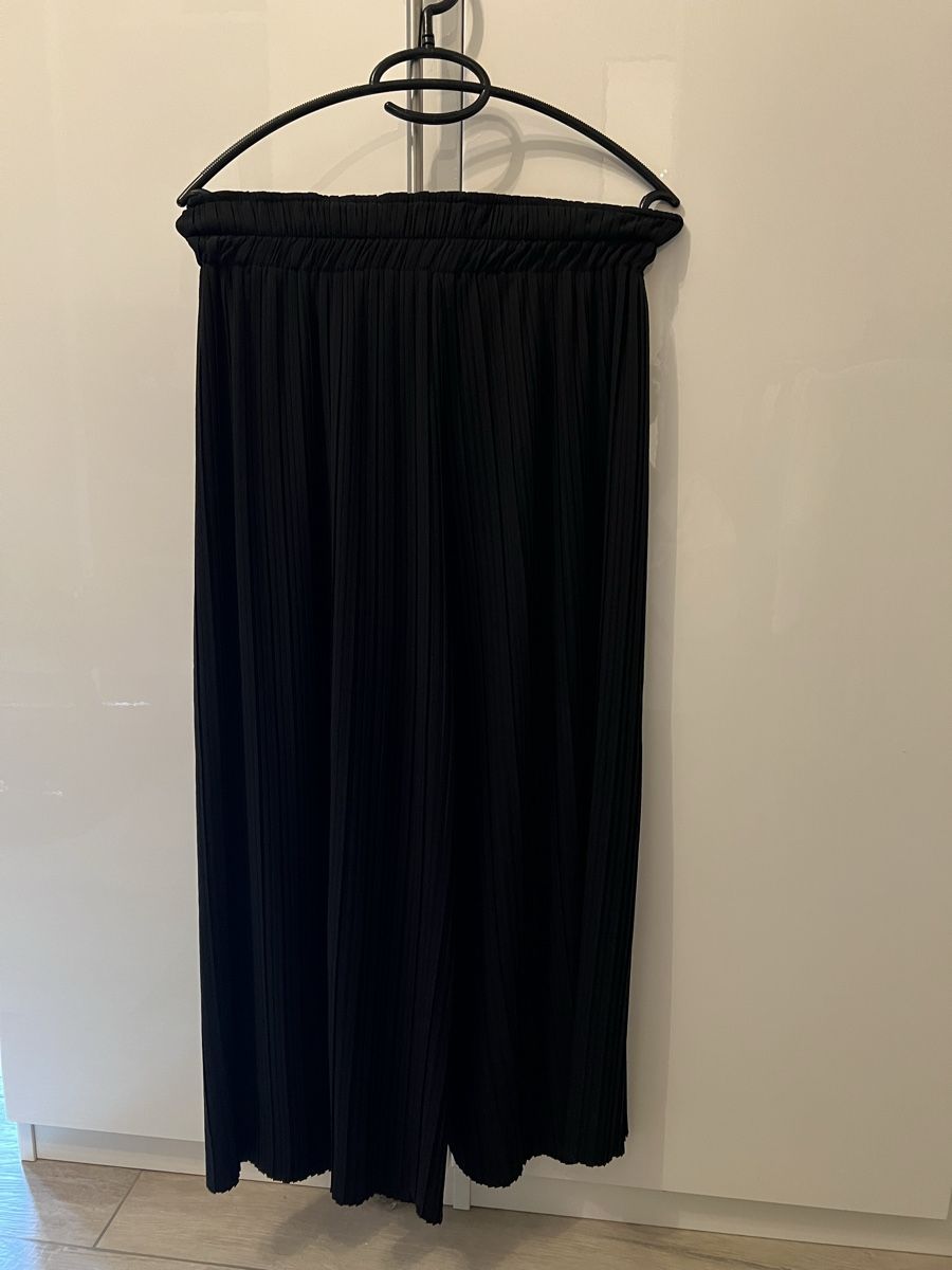 Bershka Pantaloni: Schwarze Sommerhose – Usato da Dietikon venduto da Mischi2167