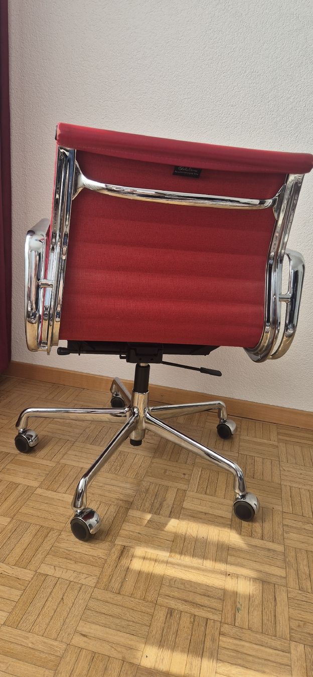 Vitra Sedie: Vitra Eames Alu Chair EA117 Leder – Usato da Meilen venduto da COSTA_ABC 5