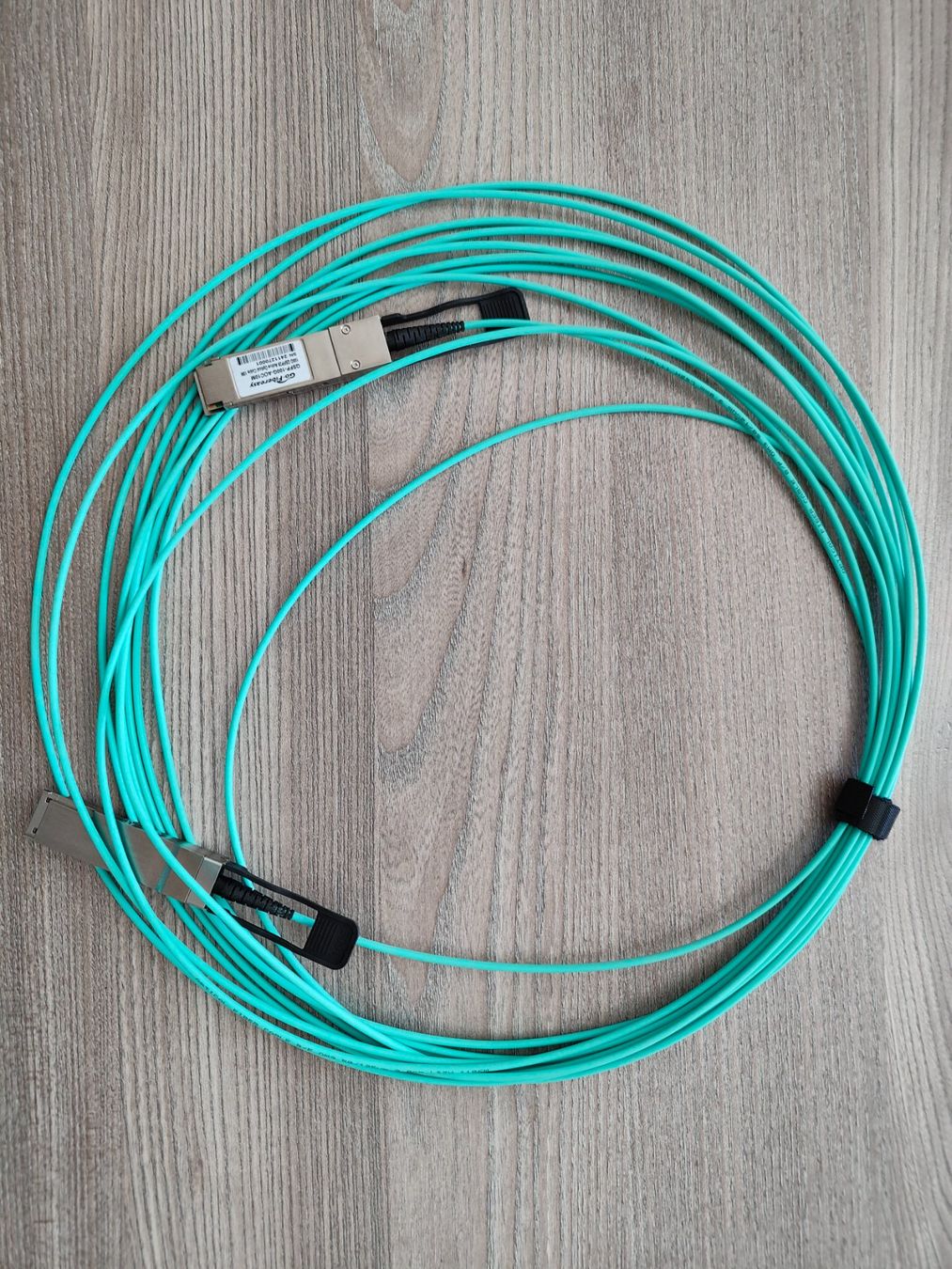 Cavi: QSFP28 100Gbit Glasfaserkabel 10 Meter – Usato da Hägglingen venduto da htr_qz5j